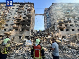 烏克蘭遭俄羅斯大規模空襲,住宅樓被擊中 烏克蘭遭俄羅斯大規模空襲,住宅樓被擊中